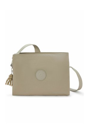 Beige rechthoekige crossbodytas met stoffen riem, circulair geperst logo en een kleine beige apensleutelhanger bevestigd aan de rits.