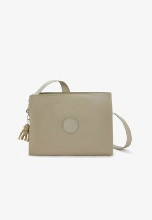 Beige rechteckige Umhängetasche mit Stoffriemen, rundem eingeprägtem Logo und kleinem beigem Affen-Schlüsselanhänger am Reißverschluss.