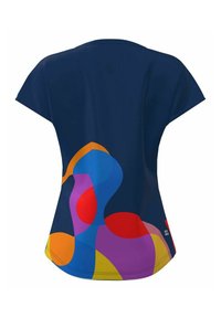 Camisa de manga corta de color azul marino con formas abstractas coloridas en rojo, naranja, púrpura y azul. Textura suave, bajo redondeado.