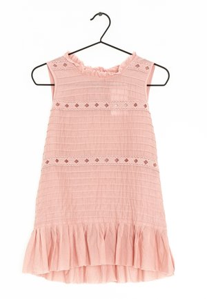 Różowa sukienka bez rękawów z teksturowanej tkaniny, z falbankowym dekoltem, poziomymi paskami oraz rozkloszowanym dołem z falbaną ozdobioną koronką.