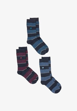 Drei Paar Crew-Socken mit horizontalen Streifen in Marineblau, Hellblau und Burgunderrot, jeweils mit einem kleinen Logo an der Seite.