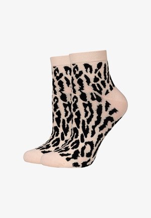 Paar knöchellange beige Socken mit unregelmäßigem schwarzem Leopardenmuster.