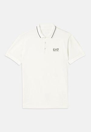 Bela polo majica s kratkimi rokavi, ovratnikom na dva gumba, črnimi črtami in majhnim črnim logotipom EA7 na prsih. Iz bombažnega materiala.