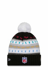 Schwarze Strickmütze mit weißem Pompon, die bunte horizontale Streifen und Muster zeigt, sowie ein NFL-Logo am umgeschlagenen Bund.