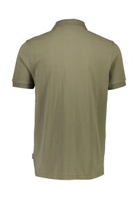 Olijfgroene polo met korte mouwen, gemaakt van een gladde stof, met een klassieke kraag en gestikte zomen. Achteraanzicht, zonder patronen of accenten.