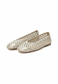 Ballerine metalliche dorate con un design all'uncinetto, punta rotonda e suola bassa e piatta. Tessuto a intreccio aperto con una fodera interna liscia.