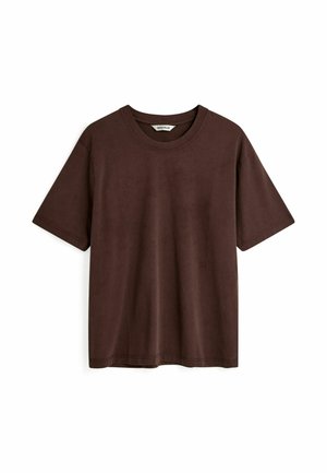 Barna pamut póló rövid ujjakkal, kerek nyakkivágással és laza fazonnal. Egyszerű design, minta vagy díszítés nélkül.