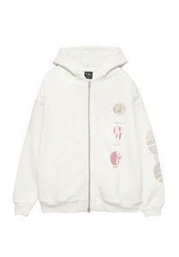 Bijela zip-up dukserica od mekog materijala, s velikom kapuljačom, s printanim grafičkim motivima u svijetlo ružičastoj i smeđoj boji na prednjem dijelu i rukavu.