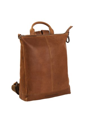 Sac à dos en cuir marron de forme rectangulaire, avec une poignée sur le dessus, une sangle réglable et une fermeture éclair. Présente une texture lisse et des coutures discrètes.