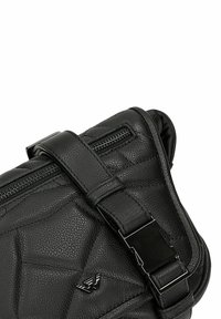 Borsa a tracolla in pelle nera caratterizzata da un design trapuntato, tracolla regolabile, chiusura con zip e dettagli in metallo.