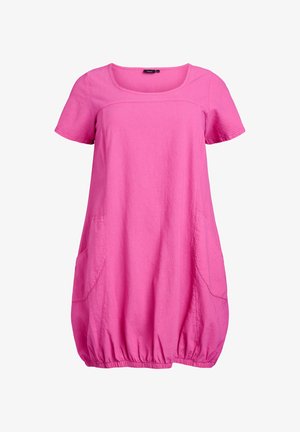 Rosa Kurzarmkleid aus leichtem Stoff. Mit Rundhalsausschnitt, gerafftem Saum und zwei Seitentaschen.