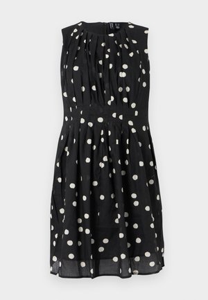 Melna bezpiedurkņu kleita ar baltām punktiņām, ar plisēm un pieguļošu josta. Izgatavota no viegla auduma ar gludu tekstūru.