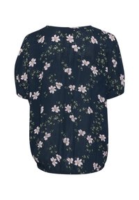 Blusa floreale in tessuto blu scuro con motivi di fiori rosa, maniche corte, vestibilità ampia e dettagli arricciati all'orlo.