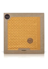 Koronkowy bawełniany koc w kolorze żółtym z teksturowanym wzorem. Zapakowany w brązowe pudełko z markowymi akcentami i okrągłym logo.