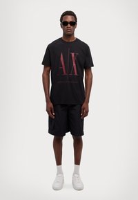 Armani Exchange Marškinėliai su spaudiniu - black/cabernet