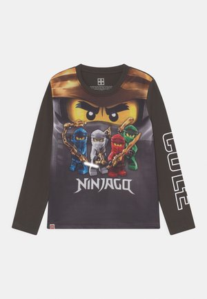 Langärmeliges T-Shirt in Schwarz und Grau mit Ninjago-Figuren in Blau, Weiß, Rot und Grün. Enthält weißen Grafiktext auf dem Ärmel.