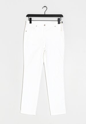 Witte katoenen broek met een rechte pasvorm, voorzien van twee voorzakken, metalen knoopsluiting en riemlussen. Glad stoffen textuur.