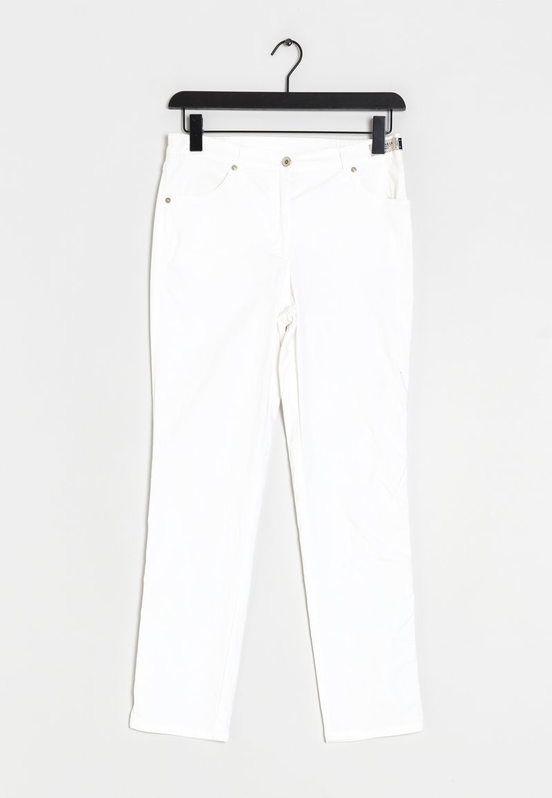 Pantaloni in cotone bianchi con vestibilità dritta, dotati di due tasche frontali, chiusura con bottone metallico e passanti per cintura. Tessuto dalla texture liscia.