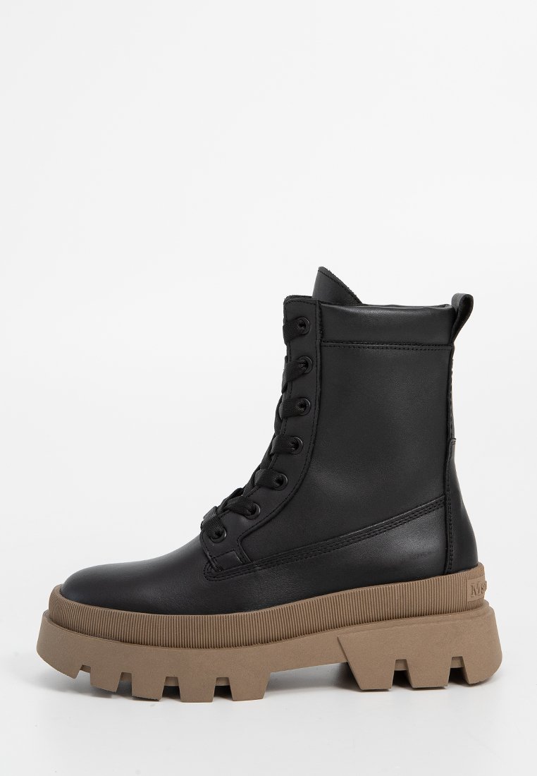 Stivale da combattimento in pelle nera con lacci, suola in gomma spessa color tan e linguetta sul retro, mostrato in profilo laterale su sfondo bianco.