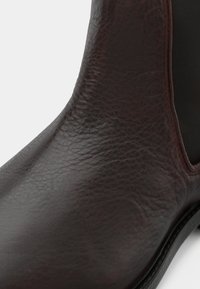 Pier One Klassikalised poolsaapad - brown