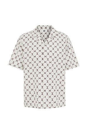 Košile s krátkým rukávem na knoflíky, vyrobená z bílé látky s tmavě hnědým kruhovým geometrickým vzorem, rozšířeným límcem a předními knoflíky.