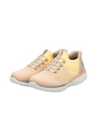Sneaker leggere con tomaia in maglia nei toni del giallo pastello e beige, con motivi testurizzati, lacci bianchi e suola ammortizzata.