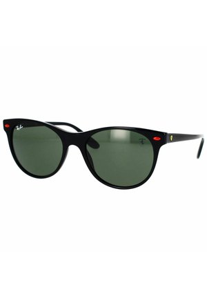 Occhiali da sole neri a forma di occhi di gatto con lenti verdi. Caratteristiche includono dettagli rossi sulle astine e branding sulla lente superiore sinistra. Realizzati in plastica.