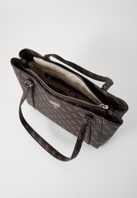 Borsa a tracolla nera con motivo e accenti dorati, dotata di doppi manici, chiusura con zip e un ampio scomparto interno, foderato in tessuto beige.