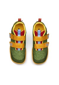 Scarpe in tessuto verdi con accenti gialli e rossi, dotate di due cinghie in velcro e una superficie textured. Punta rotonda e colletto imbottito.
