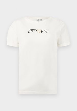 Biała koszulka z krótkim rękawem z napisem "amore" w czarnym stylu pisma, z złotym sercem zastępującym literę "o" na środku przodu.