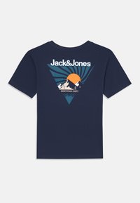 Camiseta de algodón color navy con un diseño gráfico de montañas y un sol dentro de un triángulo, con el texto "Jack&Jones" y "ESSENTIALS DEPT".