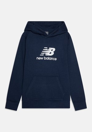 Felpa con cappuccio blu navy realizzata in un tessuto morbido, dotata di una tasca a marsupio frontale e di un logo bianco "New Balance" sul petto.