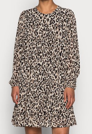 Robe à manches longues imprimée léopard en beige et marron, dotée d'un ourlet en couches et de détails plissés pour plus de texture.