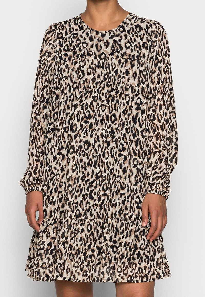 Robe à manches longues imprimée léopard en beige et marron, dotée d'un ourlet en couches et de détails plissés pour plus de texture.