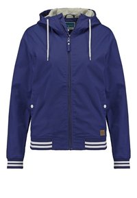 Veste à capuche bleue avec fermeture éclair frontale, cordons de serrage blancs, poches à pression, et poignets et ourlet rayés en blanc et bleu marine.