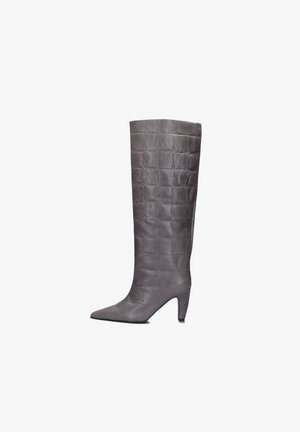 Grijze kniehoge laars gemaakt van faux leer met een krokodillenpatroon. Heeft een puntige neus en een slanke hak, wat de elegante uitstraling benadrukt.