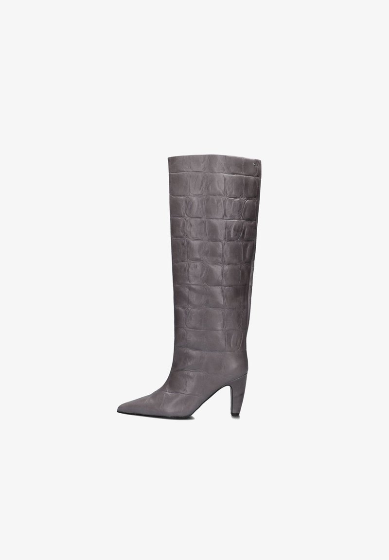 Botte grise hauteur genou en simili cuir avec un motif crocodile. Dotée d'un bout pointu et d'un talon effilé, soulignant un design élancé.