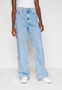 Tommy Jeans CLAIRE - Brīva piegriezuma džinsi - denim light