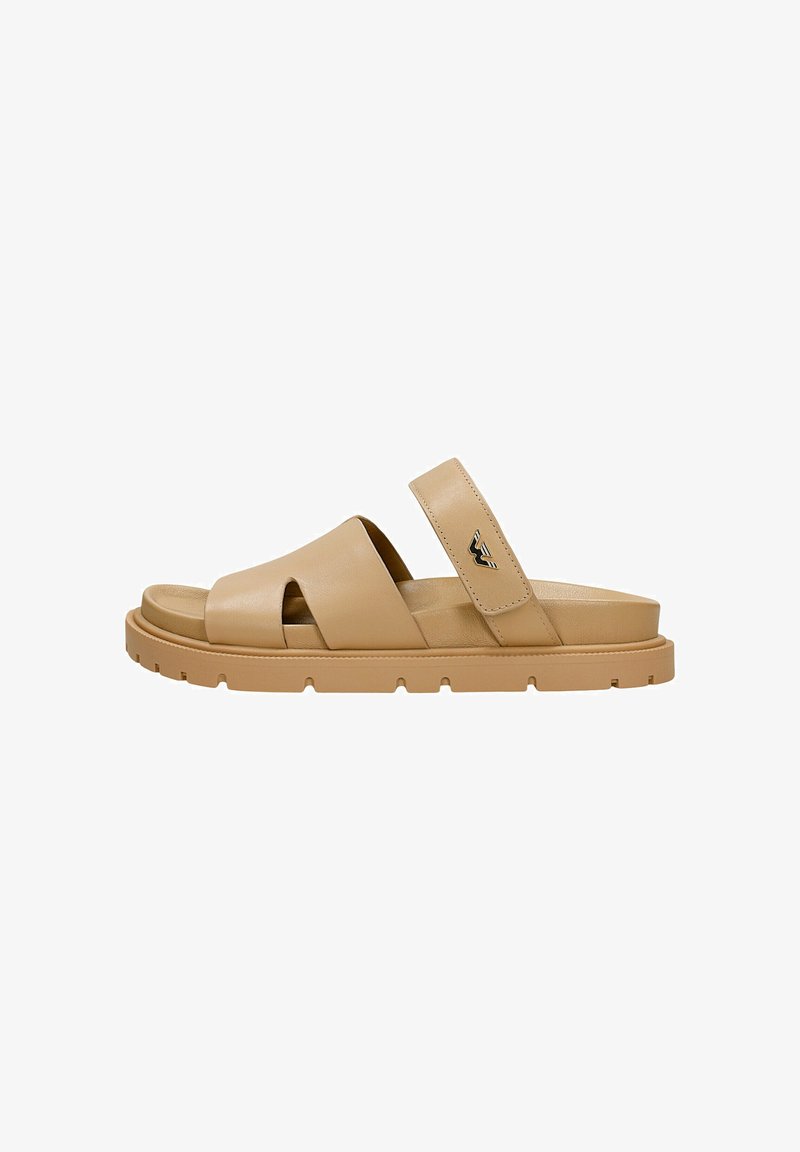 Béžové skládací sandály s hladkým koženým svrškem, dvěma širokými křížícími se pásky a zadním páskem. Silná podešev s vystouplými detaily.