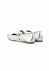 Bailarinas de charol plateadas con punta redonda, correa ajustable y suela de goma plana. Textura suave, diseño minimalista.