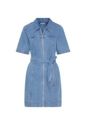 Vestito in denim azzurro chiaro a maniche corte con colletto, cerniera frontale e cintura abbinata annodata in vita.