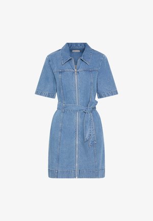 Vestido de mezclilla azul claro de manga corta, con cuello, cremallera frontal y cinturón a juego atado en la cintura.