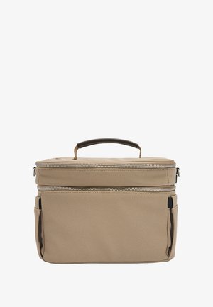 Beżowa materiałowa torba z dwoma zapinanymi na zamek komorami, płaskim wierzchem, zaokrąglonym uchwytem i bocznymi kieszeniami. Gładka tekstura z metalicznymi elementami wykończenia.