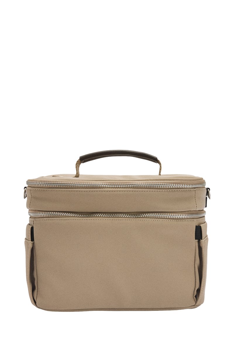 Beżowa materiałowa torba z dwoma zapinanymi na zamek komorami, płaskim wierzchem, zaokrąglonym uchwytem i bocznymi kieszeniami. Gładka tekstura z metalicznymi elementami wykończenia.