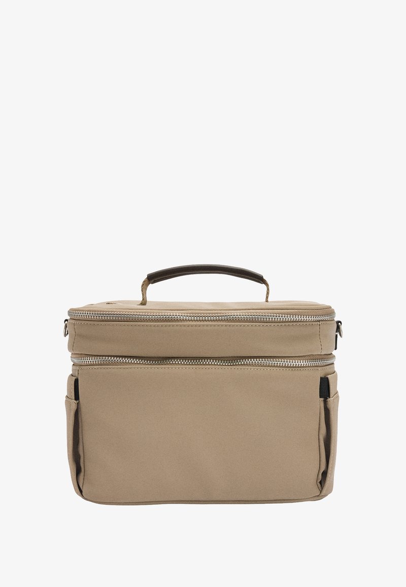 Beżowa materiałowa torba z dwoma zapinanymi na zamek komorami, płaskim wierzchem, zaokrąglonym uchwytem i bocznymi kieszeniami. Gładka tekstura z metalicznymi elementami wykończenia.