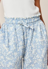 Next CRINKLE TEXTURE WIDE - REGULAR FIT - Kalhoty - blue  white floral print