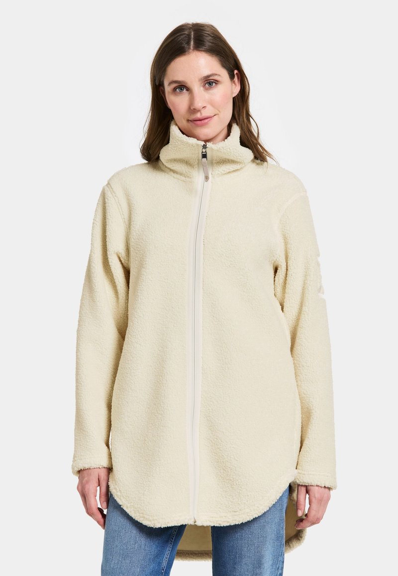 Crème-kleurige fleece jack met een hoge kraag en volledige rits. Heeft een zachte textuur en een gebogen zoomlijn. Geaccentueerd met een merlogo op de mouw.