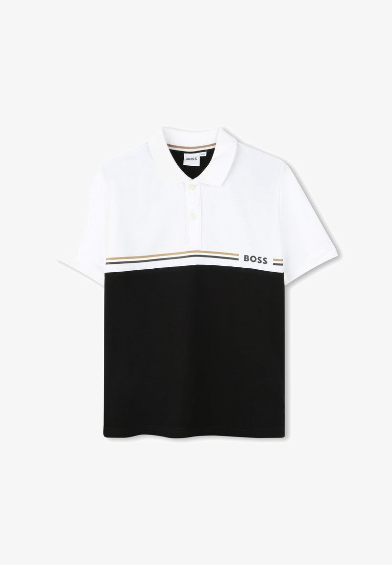 Polo shirt bianco e nero con colletto, caratterizzato da una striscia orizzontale dorata e dal testo "BOSS" in bianco sulla sezione nera.