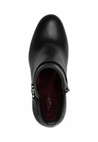 Botine din piele neagră, cu un finisaj neted, vârf rotund, fermoar pe lateral și căptușeală interioră maroon. Prezintă accente hardware minime.