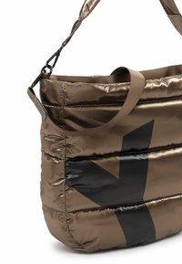 Sac d’épaule rembourré marron brillant avec motif géométrique noir, sangle réglable et poignée en tissu sur fond blanc.